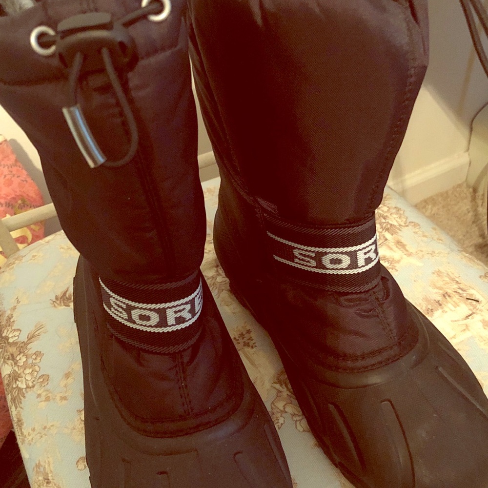 Almost New Sorel Snow Boots kids size 4